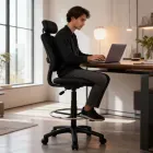 silla_alta_para_restirador_connor_ergonomica_negra_ambientada_persona