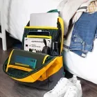 backpack_laptop_techzone_colors_amarilla_ambientada